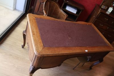 une petite table en bois recouverte d'une nappe rouge