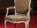 une chaise qui se trouve dans une pièce recouverte d'un tapis rouge