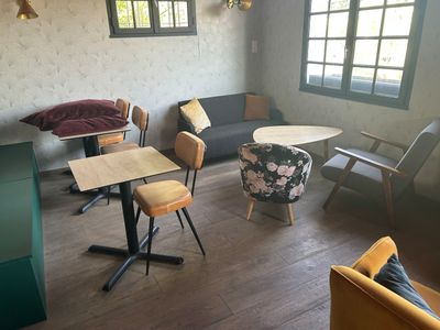 une pièce dans laquelle se trouvent une table, des chaises et un canapé