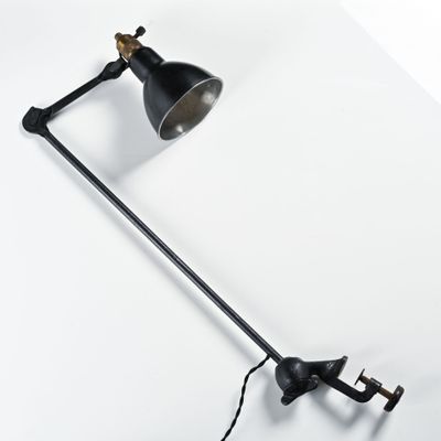 une lampe noire posée sur une table blanche