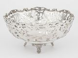 un grand bol en argent orné d'un motif floral sur le bord