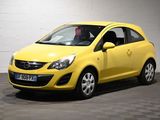 La voiture jaune est garée dans le garage, sur le sol à damier.