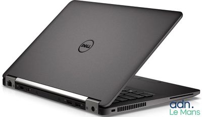 L'ordinateur portable Dell est ouvert et prêt à l'emploi.