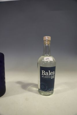 une bouteille de gin Balea à côté d'un verre bleu