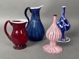 trois vases posés l'un à côté de l'autre sur une table