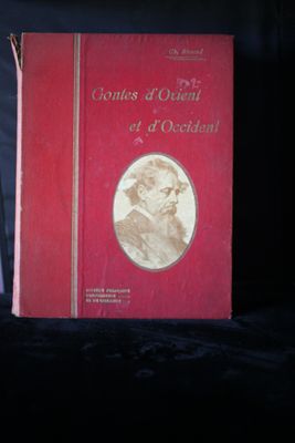 un livre rouge sur lequel figure l'image d'un homme