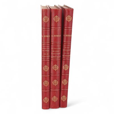 trois livres rouges superposés sur une surface blanche
