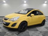 une voiture jaune est garée dans une pièce au sol en damier