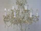 un lustre suspendu au plafond d'une pièce