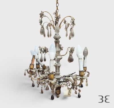 l'image d'un lustre avec cinq lumières suspendues au plafond