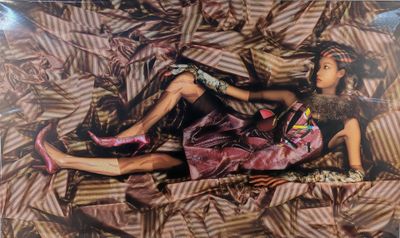 une photo d'une femme allongée sur un lit, les jambes relevées