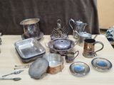 une table sur laquelle se trouvent de nombreux objets en argent