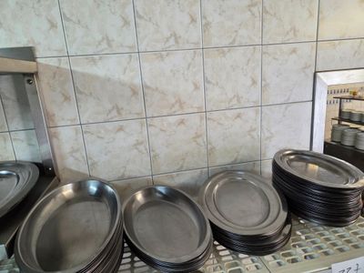 beaucoup d'assiettes qui traînent sur le plan de travail