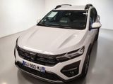 Un SUV blanc est garé dans une pièce blanche équipée d'une galerie de toit noire.