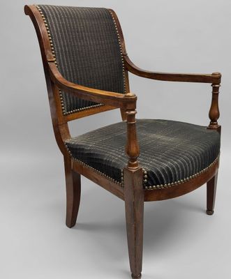 une chaise en bois avec une assise rembourrée noire