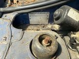 un gros plan sur le moteur d'une voiture