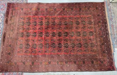un tapis posé au sol, au milieu d'une pièce où se trouve une chaise