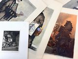 beaucoup de photos posées sur une table, avec la photo d'un homme