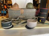 une table sur laquelle se trouvent de nombreux objets, notamment un chapeau, une boîte et une paire de ciseaux