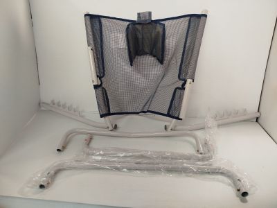 un photomaton blanc avec une chaise à l'intérieur