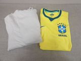 un maillot de foot jaune et un t-shirt blanc posés sur un canapé