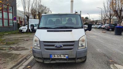 une camionnette blanche garée sur le bord de la route