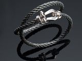 Gros plan sur un bracelet en corde muni d'un fermoir en argent