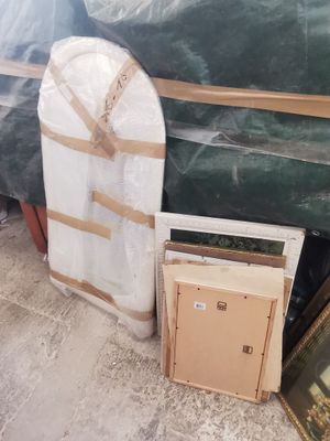 beaucoup d'objets posés sur le sol
