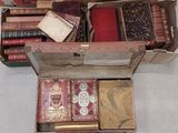 une petite valise ouverte contenant de nombreux livres