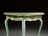 une image représentant une table avec un plateau en verre posée sur une surface blanche