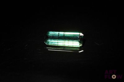 l'image d'une bouteille en verre verte dans l'obscurité