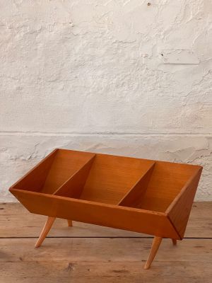un petit plateau en bois à trois compartiments posé sur une table en bois