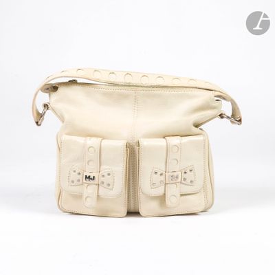 un sac à main blanc muni de deux poches