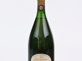 la bouteille de champagne est posée sur une surface blanche