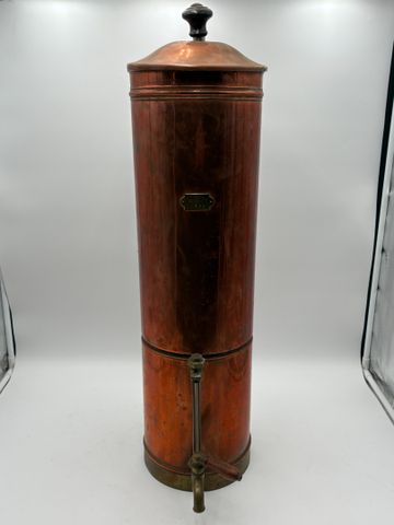 Instrument de pression en cuivre, établissement Mabille à Paris. ...