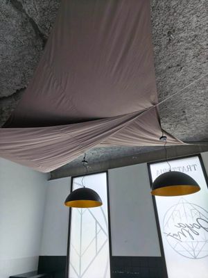 deux lampes suspendues au plafond dans une pièce