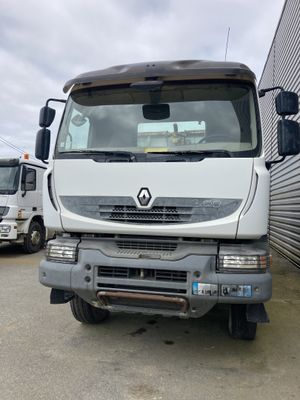 deux camions garés l'un à côté de l'autre devant un immeuble