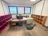une pièce avec un bureau et une chaise