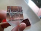 une personne tenant un petit verre dans lequel se trouve une tablette de chocolat