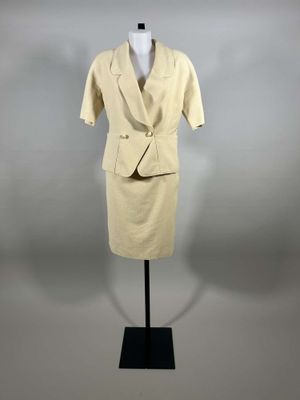 Courrèges. Tailleur en laine et soie coquille d'œuf composé …