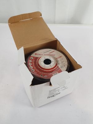 une boîte ouverte contenant un disque, posée sur une surface blanche
