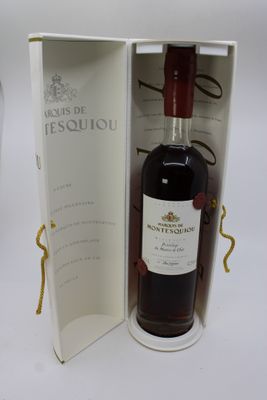 une bouteille d'alcool dans une boîte posée sur une table