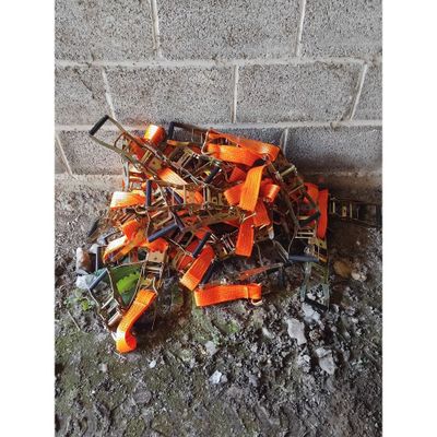 un tas de morceaux de métal orange par terre