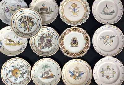 plusieurs assiettes à motifs différents sur une table