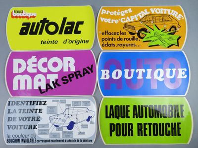 quatre autocollants différents, chacun avec un motif distinct, posés sur une table