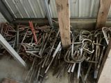 un tas de vieux fers à cheval et d'autres outils dans une remise
