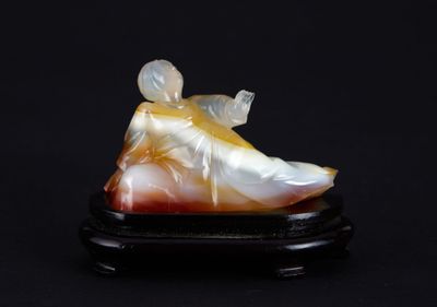 CHINE - XXe siècle Statuette de jeune femme allongée en agat…