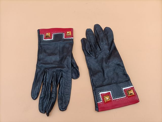 HERMES - Gants cuir bleu marine et rouge, cabochons dorés, piquet