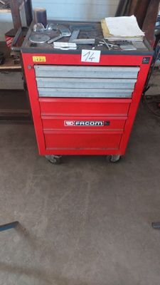 une boîte à outils rouge posée au milieu d'un garage