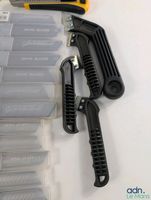 Lot de 260 lames de cutter, 15 cutters, 4 grattoirs à joints… (photo 5)